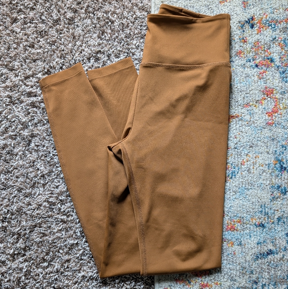 Lou & Grey Back Pocket Leggings